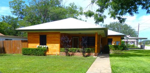 1506 S Wall St, Brady, TX, 76825-6411 | Card Image