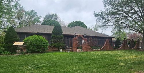 817 Elmwood Ln, Pittsburg, KS, 66762-5524 | Card Image