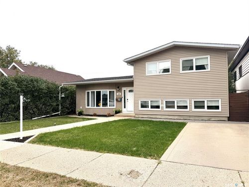 1409 2nd Street, House with 3 bedrooms, 3 bathrooms and 1 parking in Estevan SK | Card Image