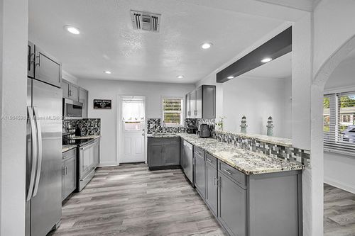 422 49th St, West Palm Beach, FL, 33407-2822 | Card Image