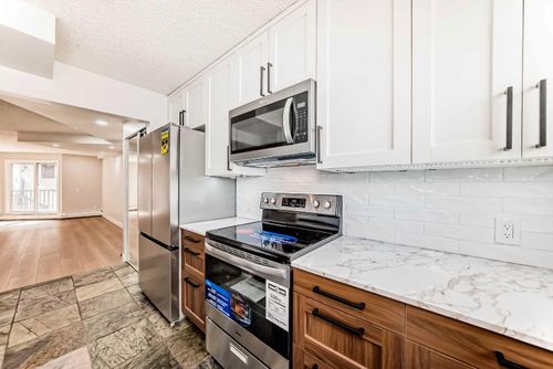 18-2400 15 St Sw, Calgary, AB, T2T5S3 | Card Image