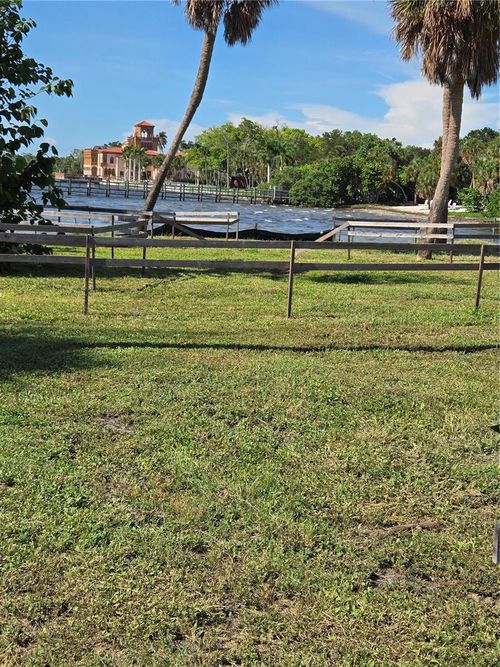 333 N Shore Dr, SARASOTA, FL, 34234-2715 | Card Image