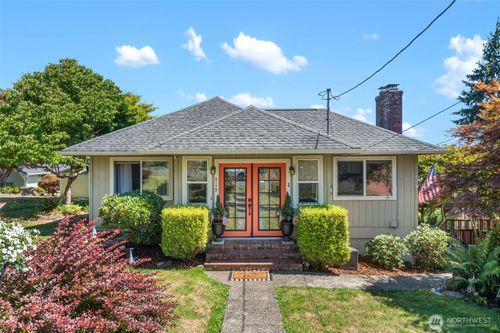719 Peters St, Raymond, WA, 98577-3407 | Card Image
