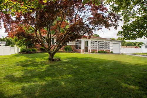 6 Freshman Ln, Stony Brook, NY, 11790-2712 | Card Image