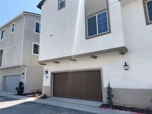 5985 Huntington Dr, Eastvale, CA, 92880-9211 | Card Image