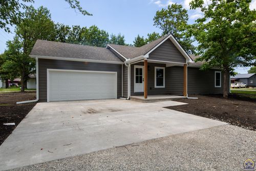 702 S 8th St, Burlington, KS, 66839-2000 | Card Image