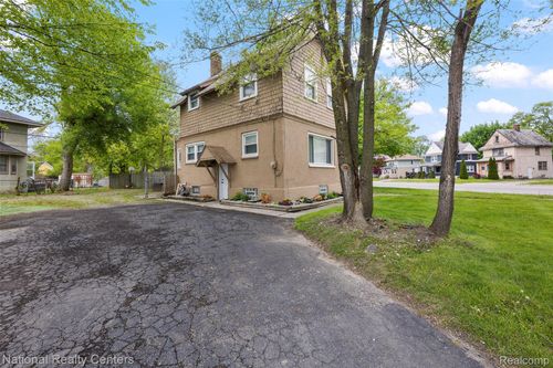 686 N Perry St, Pontiac, MI, 48342-1560 | Card Image