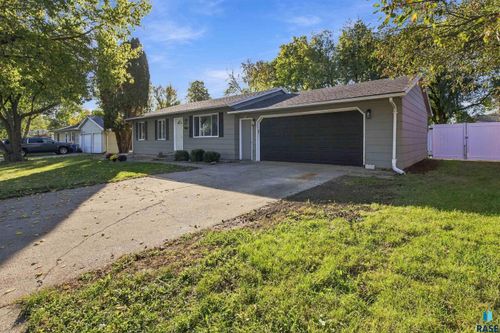 105 E Maureen Dr Drive, Brandon, SD, 57005 | Card Image