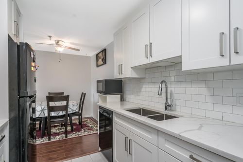 215-33535 King Rd, Abbotsford, BC, V2S6Z5 | Card Image