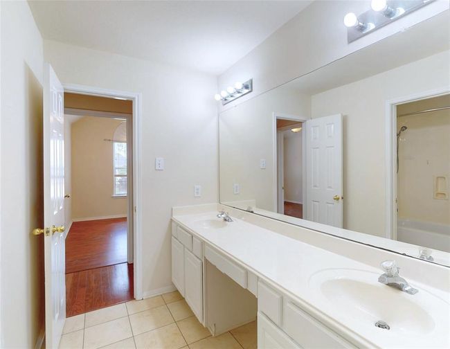 upstairs bathroom | Image 40