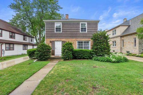 8811 W Hawthorne Ave, Wauwatosa, WI, 53226-4643 | Card Image