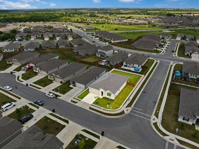 305 Evergreen Sumac Loop, House other with 4 bedrooms, 2 bathrooms and 2 parking in Kyle TX | Image 4