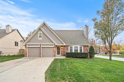 300 Ne Golden Gate Court, House other with 3 bedrooms, 3 bathrooms and null parking in Blue Springs MO | Image 1