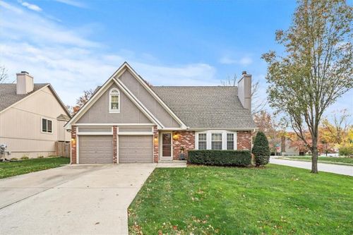 300 Ne Golden Gate Court, Blue Springs, MO, 64014 | Card Image