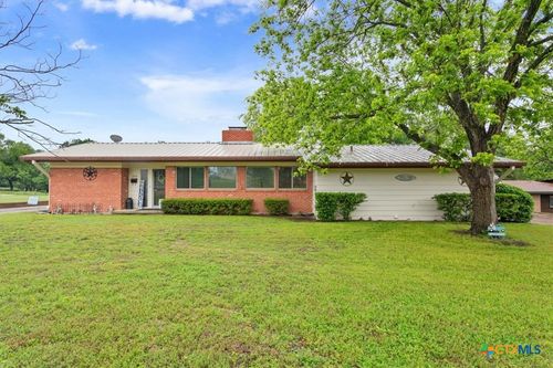 210 E Leon St, Gatesville, TX, 76528-2046 | Card Image