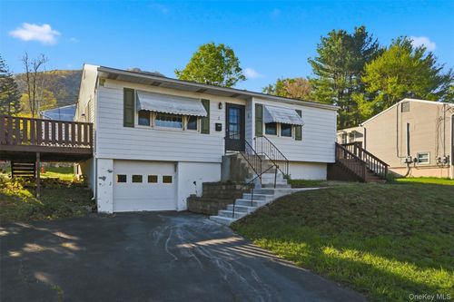 2 Crescent Dr, Beacon, NY, 12508-4112 | Card Image