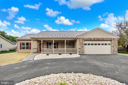 13189 Seneca Dr, Waynesboro, PA, 17268-8459 | Card Image