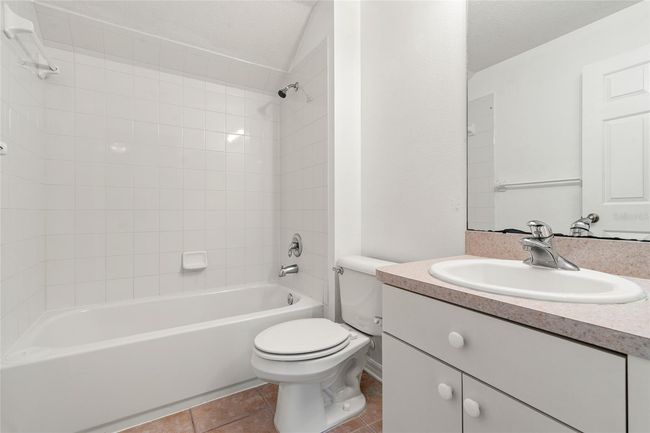 Upstairs Bathroom | Image 25
