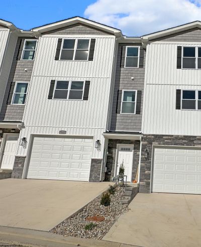 246 Red Oak Lane, Townhouse with 3 bedrooms, 2 bathrooms and 2 parking in Morgantown WV | Image 2