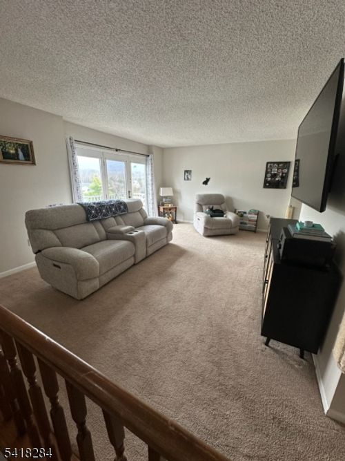 19 Amherst Ct, Hamburg, NJ, 07419-1336 | Card Image