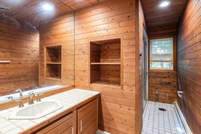 Main bathroom | Image 17