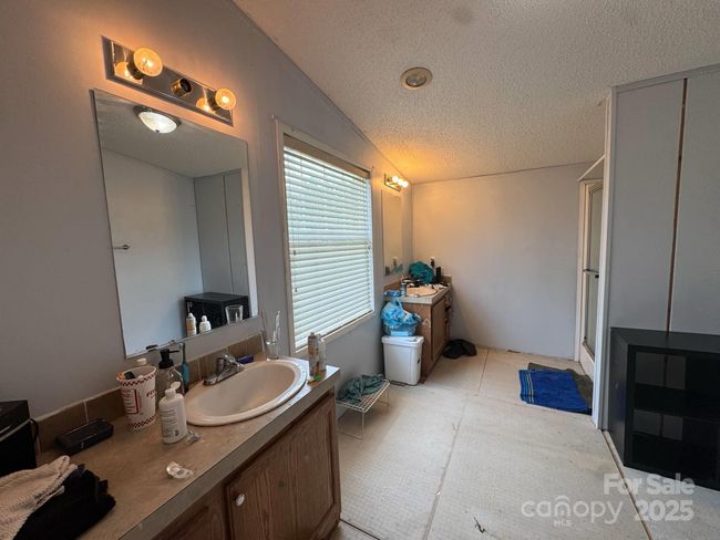Main Bathroom | Image 20