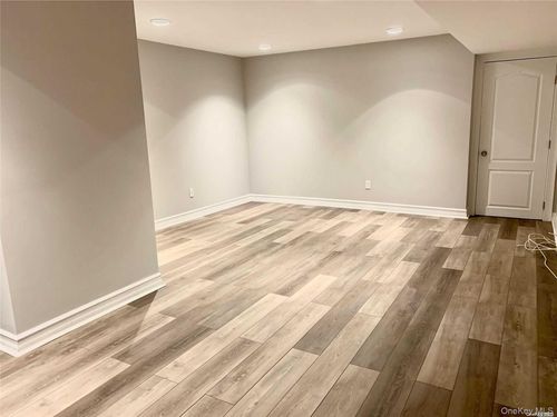 unit-b-1 Owen St, Westbury, NY, 11590-4153 | Card Image