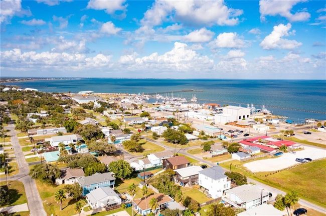 207 S 2 Nd St, House other with 4 bedrooms, 3 bathrooms and 6 parking in Rockport TX | Image 36