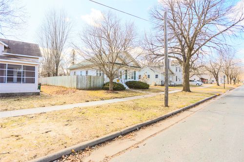 522 E Walnut St, River Falls, WI, 54022-2447 | Card Image