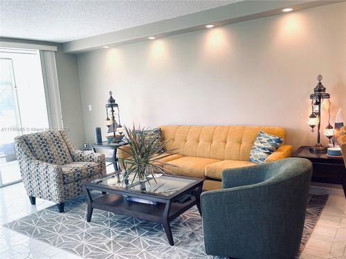 apt-112-3800 Oaks Clubhouse Dr, Pompano Beach, FL, 33069-3679 | Card Image