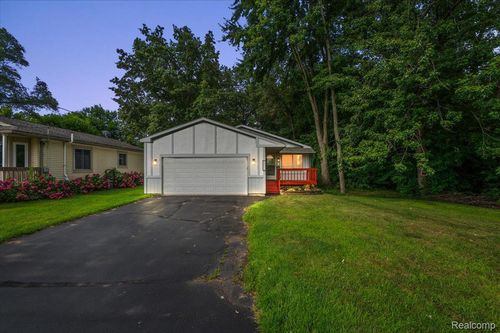 8809 Arlington St, White Lake, MI, 48386-1604 | Card Image