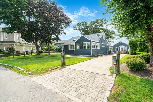 7 Oak Dr, Riverhead, NY, 11901-1536 | Card Image