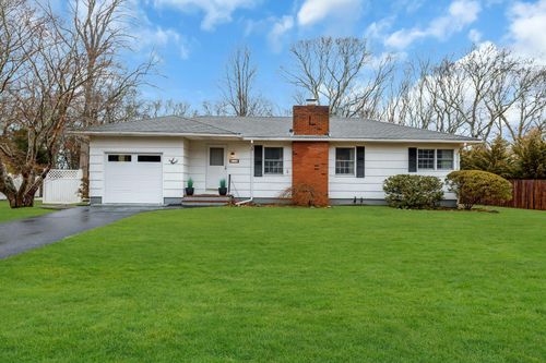 7 Howell Pl, Center Moriches, NY, 11934-3354 | Card Image
