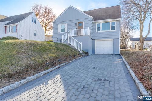 22 Ridgeview Dr, Woodland Park, NJ, 07424-2718 | Card Image