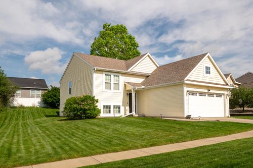 45-10121 Castle Creek Cir, Galesburg, MI, 49053-8642 | Card Image