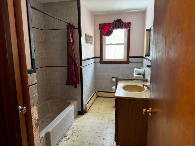 170 Lake St, House other with 3 bedrooms, 1 bathrooms and 3 parking in Moosup CT | Image 8