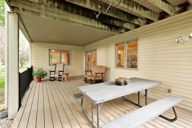 Lots of space to entertain, or sit quietly and enjoy the beauty. | Image 49