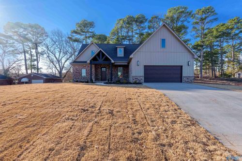 687 Oakview Cir, Killen, AL, 35645-6936 | Card Image