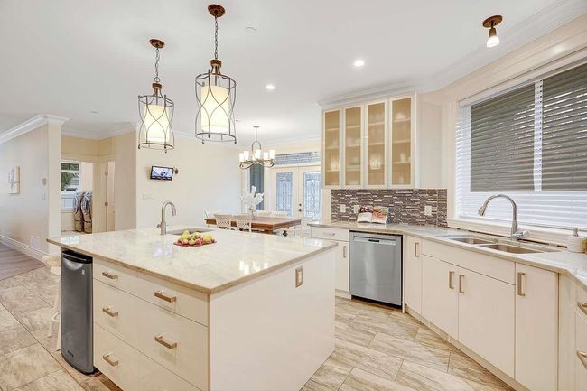 13668 N Bluff Rd, House other with 7 bedrooms, 6 bathrooms and 4 parking in White Rock BC | Image 8
