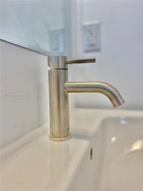 8-1560 Nw 1st Ct, Miami, FL, 33136 | Card Image