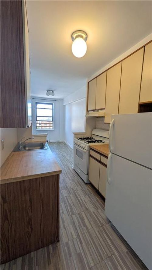 4s-150 West End Ave Avenue, Brooklyn, NY, 11235 | Card Image