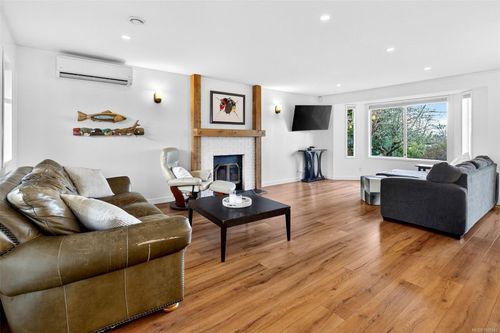 3990 Bow Rd, Victoria, BC, V8N3B1 | Card Image