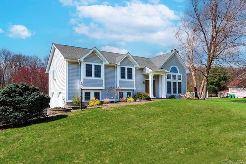 30 Huckleberry Ln, East Fishkill, NY, 12533-5369 | Card Image