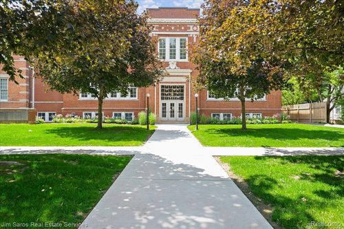 389 Saint Clair Ave, Grosse Pointe, MI, 48230-1501 | Card Image