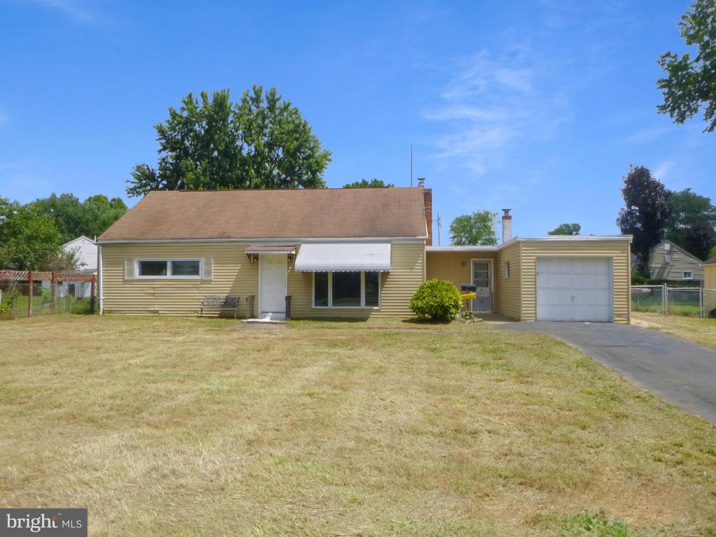 Salem Dr, Bensalem, PA 19020
