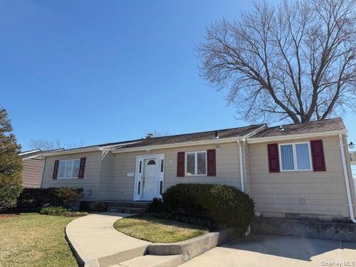 41 Charlotte Pl, Plainview, NY, 11803-5635 | Card Image