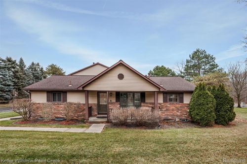 975 Woodlane Dr, Rochester Hills, MI, 48307-4271 | Card Image