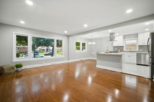 8915 Laramie Ave, Skokie, IL, 60077-1818 | Card Image