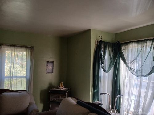 489 Vineyard Ave, Benton Harbor, MI, 49022-4219 | Card Image