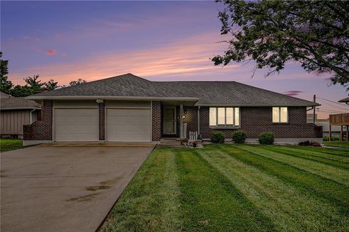 207 Hawthorne Ln, Cameron, MO, 64429-2337 | Card Image